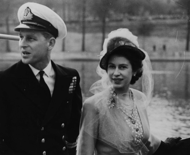 Nhìn lại những khoảnh khắc đẹp nhất của Hoàng thân Philip và Nữ hoàng Anh: Chuyện tình đôi đũa lệch cùng cuộc hôn nhân bền vững hơn 70 năm - Ảnh 6.