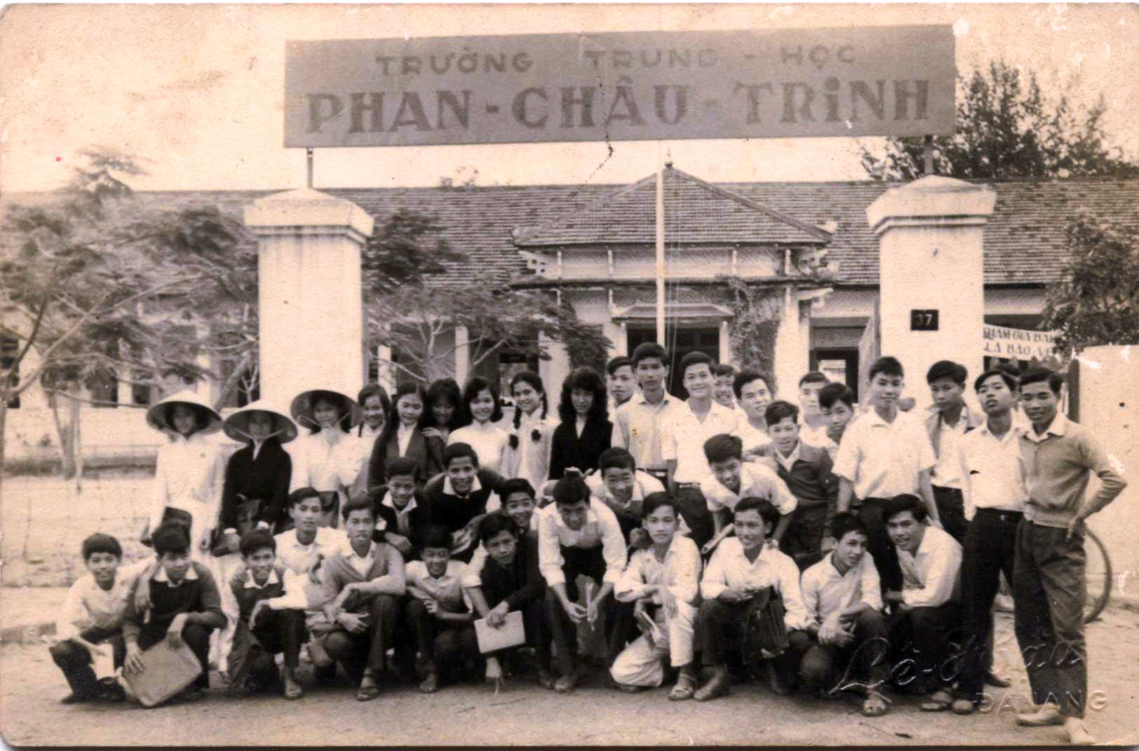 De Tu 2 PCT 60 61trước cổng trường PCT