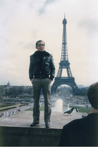 Ông Dương Văn Lợi khi đến Paris