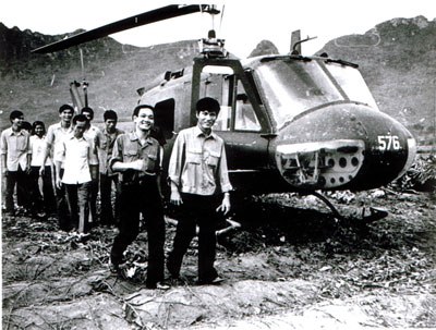 Chiếc trực thăng  UH 1 mang số 576 cướp từ phi trường Bach Mai phai đáp xuống vùng quê tỉnh Quảng Tây khi máy báo hết xăng. Hình ảnh do ông Dương Văn Lợi cung cấp.